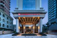un edificio con una estatua delante en Hilton Garden Inn Beihai Jiafu, en Beihai