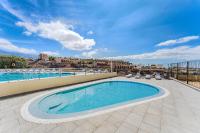 Bazén v ubytování Sol Playa Paraiso nebo v jeho okolí