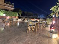 een groep stoelen en tafels op een patio 's nachts bij Sol Pyramids View Inn Rooftop Rooms with Great Pyramid View in Caïro