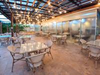 een restaurant met tafels en stoelen in een kamer bij Sonesta Hotel Cartagena in Cartagena