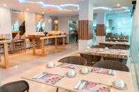 een restaurant met houten tafels en stoelen en een cafetaria bij Sonesta Hotel Cartagena in Cartagena
