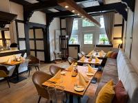 SaerbeckにあるLandhaus Bruckmannのテーブルと椅子とソファのあるレストラン