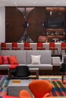 vestíbulo con sofá, sillas y bar en Hilton Buena Park Anaheim, en Buena Park