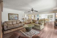 ein Wohnzimmer mit zwei Sofas und einem Tisch in der Unterkunft Domingos Beach Bungalow- The Coffee House in Myrtle Beach