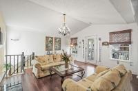 ein Wohnzimmer mit einer Couch und einem Tisch in der Unterkunft Domingos Beach Bungalow- The Coffee House in Myrtle Beach