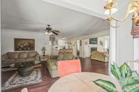 ein Wohnzimmer mit einer Couch und einem Tisch in der Unterkunft Domingos Beach Bungalow- The Coffee House in Myrtle Beach