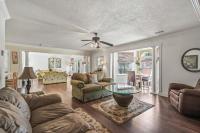ein Wohnzimmer mit einer Couch und einem Tisch in der Unterkunft Domingos Beach Bungalow- The Coffee House in Myrtle Beach
