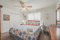 Ein Bett oder Betten in einem Zimmer der Unterkunft Domingos Beach Bungalow- The Coffee House