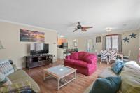ein Wohnzimmer mit einer Couch und einem Tisch in der Unterkunft Domingos Beach Bungalow- Surfs Up in Myrtle Beach