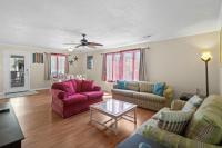 ein Wohnzimmer mit zwei Sofas und einem Tisch in der Unterkunft Domingos Beach Bungalow- Surfs Up in Myrtle Beach