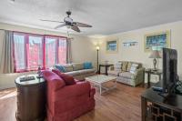 ein Wohnzimmer mit Couch und Fernseher in der Unterkunft Domingos Beach Bungalow- Surfs Up in Myrtle Beach