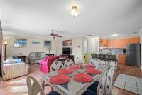 ein Esszimmer und ein Wohnzimmer mit Tisch und Stühlen in der Unterkunft Domingos Beach Bungalow- Surfs Up in Myrtle Beach