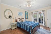 Ein Bett oder Betten in einem Zimmer der Unterkunft Domingos Beach Bungalow- Surfs Up