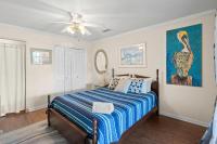 Ein Bett oder Betten in einem Zimmer der Unterkunft Domingos Beach Bungalow- Surfs Up
