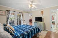 TV&#47;Unterhaltungsangebot in der Unterkunft Domingos Beach Bungalow- Surfs Up