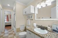Ein Badezimmer in der Unterkunft Domingos Beach Bungalow- Surfs Up
