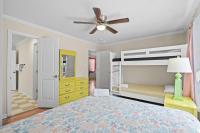 Ein Bett oder Betten in einem Zimmer der Unterkunft Domingos Beach Bungalow- Surfs Up