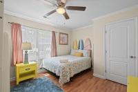Ein Bett oder Betten in einem Zimmer der Unterkunft Domingos Beach Bungalow- Surfs Up