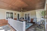 Ein Balkon oder eine Terrasse in der Unterkunft Domingos Beach Bungalow- Surfs Up