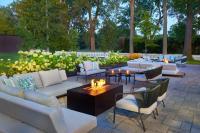 萨尼亚Four Points by Sheraton Point Edward Sarnia的一个带沙发和桌子的庭院和一个火坑