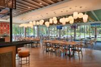 萨尼亚Four Points by Sheraton Point Edward Sarnia的有木桌椅和窗户的餐厅