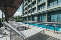 Sugar Marina Hotel -AVIATOR- Phuket Airportの敷地内または近くにあるプール