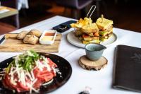 ホテルの敷地内または近くでの食事または食べ物