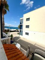 Ein Balkon oder eine Terrasse in der Unterkunft Villa Okruk-10 meters away from the beach
