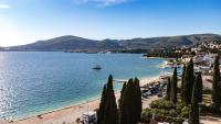 Blick auf einen Strand mit einem Boot im Wasser in der Unterkunft Villa Okruk-10 meters away from the beach in Trogir