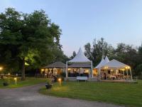 eine Gruppe von Zelten in einem Park in der Nacht in der Unterkunft Domaine Saône-Valley in Traves