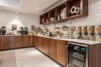 uma cozinha com um balcão com comida em SpringHill Suites by Marriott Austin The Domain Area em Austin