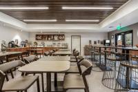 um restaurante com mesas, cadeiras e um bar em SpringHill Suites by Marriott Austin The Domain Area em Austin