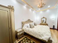 A bed or beds in a room at Hotel & Rooftop King Experience by David