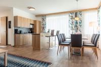 Kuchyňa alebo kuchynka v ubytovaní Naturpark Chalets Lambrecht by ALPS RESORTS