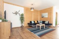 Televízia a/alebo spoločenská miestnosť v ubytovaní Naturpark Chalets Lambrecht by ALPS RESORTS