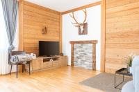 Televízia a/alebo spoločenská miestnosť v ubytovaní Naturpark Chalets Lambrecht by ALPS RESORTS