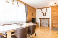 Televízia a/alebo spoločenská miestnosť v ubytovaní Naturpark Chalets Lambrecht by ALPS RESORTS