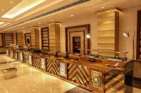 un hall d'entrée avec un buffet dans un bâtiment dans l'établissement Hotel SS Grand, à Kanpur