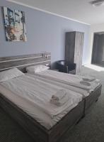 Łóżko lub łóżka w pokoju w obiekcie Hotel Giżycko