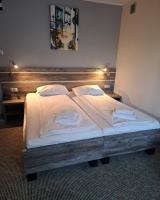 Łóżko lub łóżka w pokoju w obiekcie Hotel Giżycko