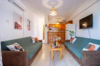 TV a/nebo společenská místnost v ubytování 5-min to the beach, 1-bed apt