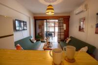 TV a/nebo společenská místnost v ubytování 5-min to the beach, 1-bed apt