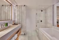 ein Badezimmer mit Badewanne, Waschbecken und Dusche in der Unterkunft 1 Hotel South Beach in Miami Beach