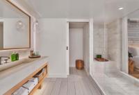 Ein Badezimmer in der Unterkunft 1 Hotel South Beach