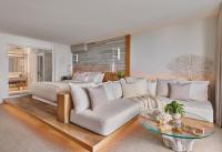 ein Wohnzimmer mit einer weißen Couch und einem Glastisch in der Unterkunft 1 Hotel South Beach in Miami Beach