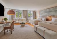 ein Hotelzimmer mit zwei Betten und einer Couch in der Unterkunft 1 Hotel South Beach in Miami Beach