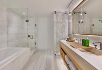 Ein Badezimmer in der Unterkunft 1 Hotel South Beach