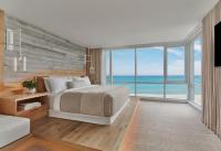 ein Schlafzimmer mit Bett und Blick auf das Meer in der Unterkunft 1 Hotel South Beach in Miami Beach