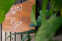 un cartello che dice che i rappresentanti di sollevamento sono seduti su una staccionata di Moringa Tree Maison a Siem Reap