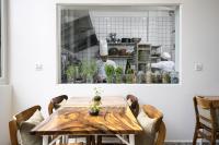 un tavolo in una cucina con due chef sullo sfondo di Moringa Tree Maison a Siem Reap